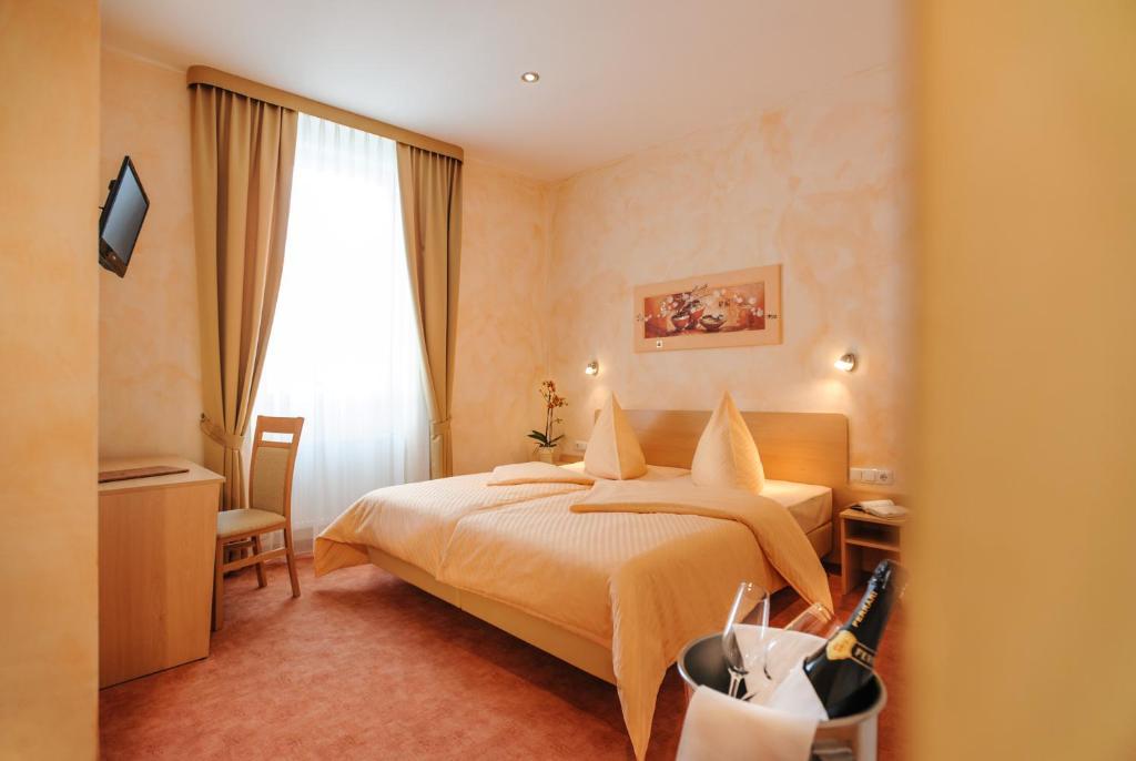 Hotel Mediterraneo Neustadt an der Weinstraße Værelse billede